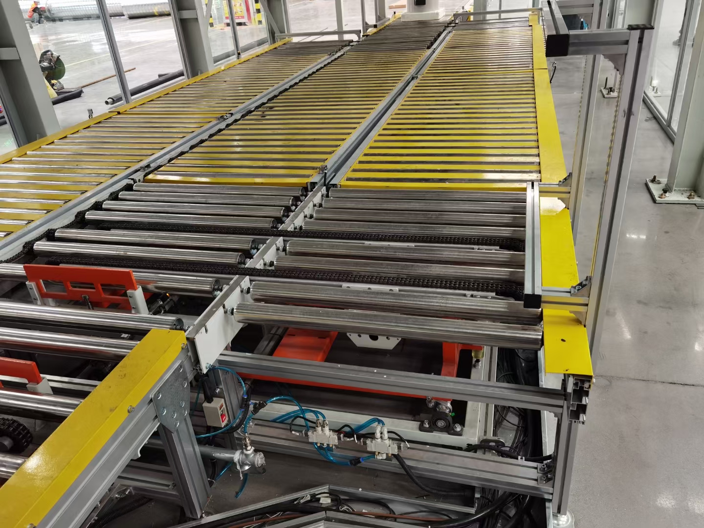 移栽滾筒輸送機(jī)，青島樂(lè)途行工業(yè)設(shè)備有限公司